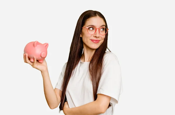 Mulher Caucasiana Jovem Segurando Banco Porquinho Isolado Olha Para Lado — Fotografia de Stock