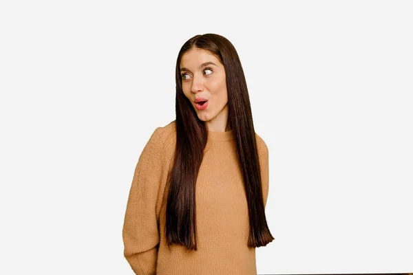 Junge Kaukasische Frau Mit Langen Haaren Sieht Zur Seite Lächelnd — Stockfoto