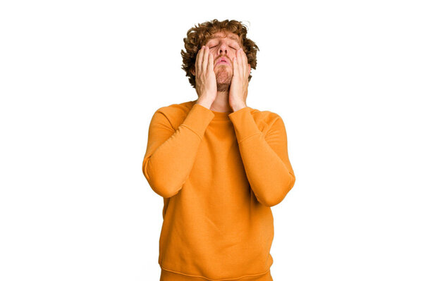 Молодой кавказский человек изолирован на зеленом фоне хромы ноет и плачет безутешно.