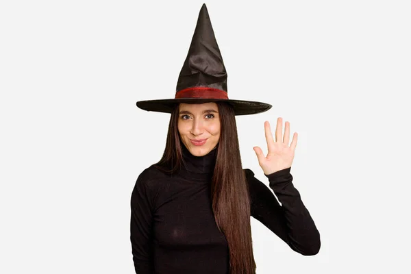 Giovane Donna Caucasica Vestita Strega Halloween Isolato Sorridente Allegro Mostrando — Foto Stock