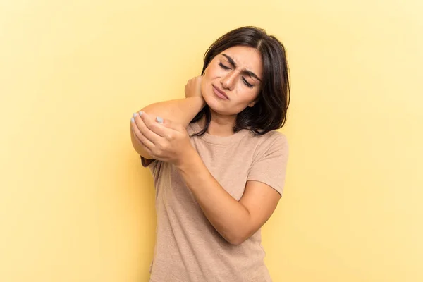 Giovane Donna Indiana Isolata Sfondo Giallo Che Dolore Collo Causa — Foto Stock