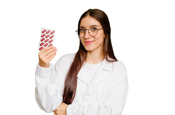 Jeune Pharmacienne Tenant Comprimé Pilules Isolées Riant Amusant — Photo