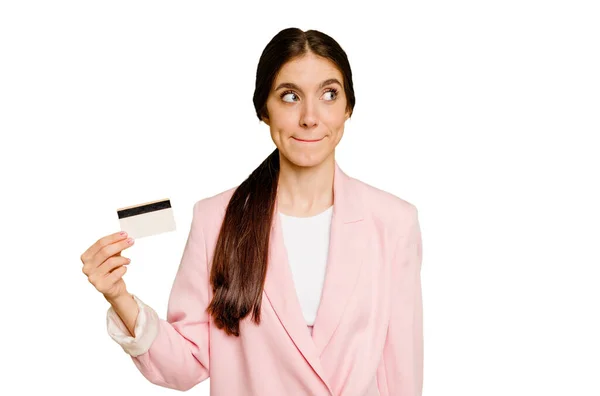 Zakelijke Blanke Vrouw Met Een Creditcard Geïsoleerd War Voelt Zich — Stockfoto