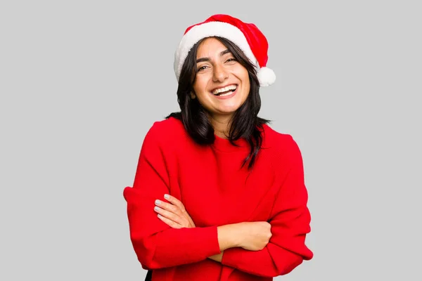 Jovem Indiana Celebrando Natal Vestindo Chapéu Papai Noel Isolado Rindo — Fotografia de Stock