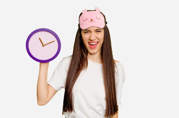 Mujer Caucásica Joven Usando Pijama Sosteniendo Reloj Gritando Muy Enojado —  Fotos de Stock