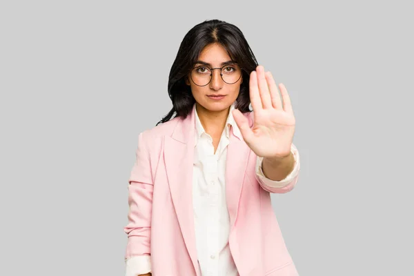 Junge Indische Geschäftsfrau Trägt Einen Rosafarbenen Anzug Isoliert Stehend Mit — Stockfoto