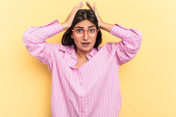 Jonge Indiase Vrouw Geïsoleerd Gele Achtergrond Verrast Geschokt — Stockfoto
