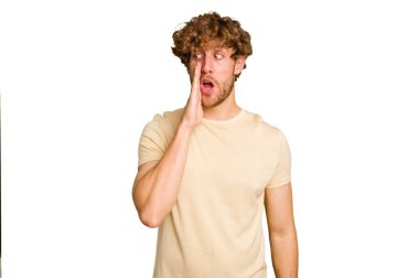 Genç beyaz adam yeşil krom arka planda izole edilmiş gizli bir sıcak fren haberi söylüyor ve yana bakıyor.