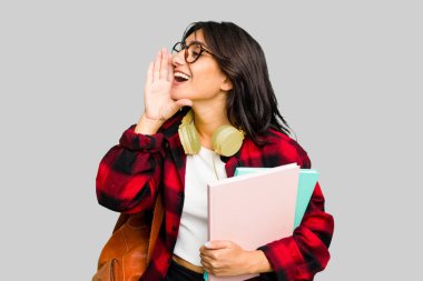 Kulaklık takan genç Hintli kadın avucunu açıp bağırıyor..