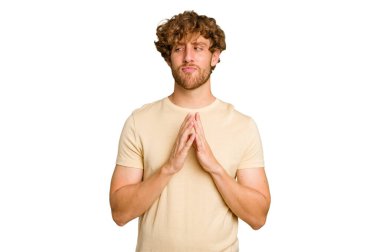 Kafkas 'lı genç adam yeşil krom arka planda izole edilmiş. Aklında bir plan kuruyor, bir fikir kuruyor..