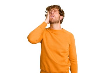 Kafkas 'lı genç adam yeşil krom arka planda izole edilmiş. Yorgun ve uykulu. Elini başının üstünde tutuyor..