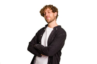 Yeşil krom arka planda izole olmuş genç beyaz bir adam kendini güvende hissediyor, kararlılıkla kollarını kavuşturuyor..