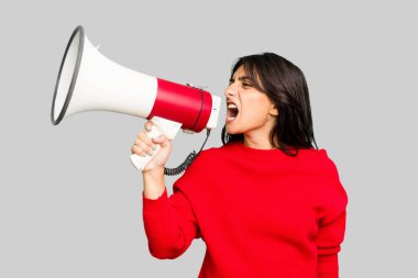 Elinde megafon tutan genç Hintli kadın.