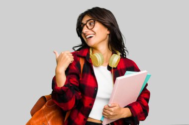 Kulaklık takan genç Hintli bir bayan parmak kadar uzakta, gülerek ve kaygısız bir şekilde izole edilmiş..