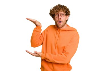 Yeşil krom arka planda izole edilmiş genç beyaz adam elleri arasında bir kopya alanı tutarken şok ve hayrete düştü..