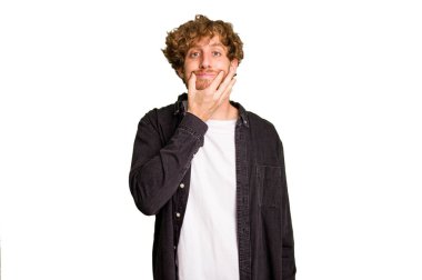 Kafkasyalı genç adam yeşil krom arka planda iki seçenek arasında kuşkulanıyor..