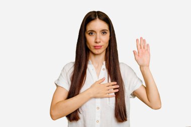 Kafkasyalı uzun saçlı genç kadın tek başına yemin ediyor, elini göğsüne koyuyor..