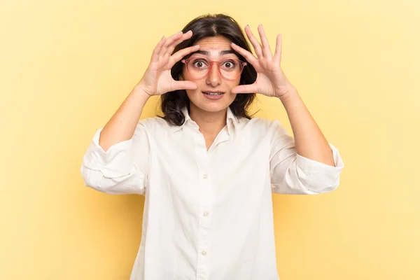 Young Indian Woman Isolated Yellow Background Keeping Eyes Opened Find — Stock Photo, Image