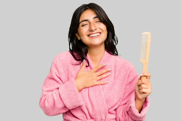 Bornozlu Genç Bir Kadın Saçlarını Tarıyor Kahkahalar Atıyor Elini Göğsüne — Stok fotoğraf