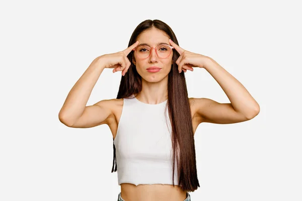 Kafkasyalı Uzun Saçlı Genç Kadın Bir Işe Odaklanmış Parmaklarını Işaret — Stok fotoğraf