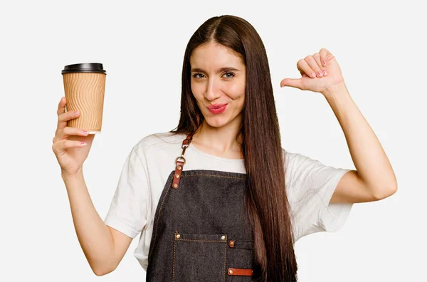 Giovane Barista Donna Possesso Caffè Asporto Isolato Sente Orgoglioso Sicuro — Foto Stock