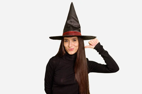 Ung Kaukasiska Kvinna Klädd Som Häxa För Halloween Dag Isolerade — Stockfoto