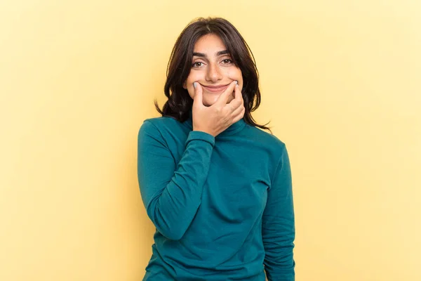 Young Indian Woman Isolated Yellow Background Doubting Two Options — Stock Photo, Image