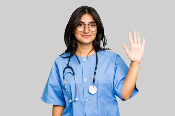 Ung Sjuksköterska Indiska Kvinna Isolerad Leende Glad Visar Nummer Fem — Stockfoto