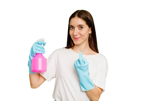 Young Cleaner Woman Isolated Pointing Finger You Inviting Come Closer — Stock Photo, Image