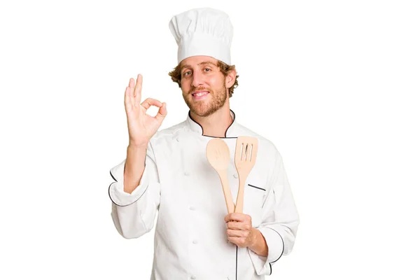 Jovem Cozinheiro Homem Isolado Fundo Branco Alegre Confiante Mostrando Gesto — Fotografia de Stock