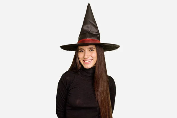 Mladá Běloška Oblečená Jako Čarodějnice Halloween Den Izolovaně Šťastná Usmívající — Stock fotografie