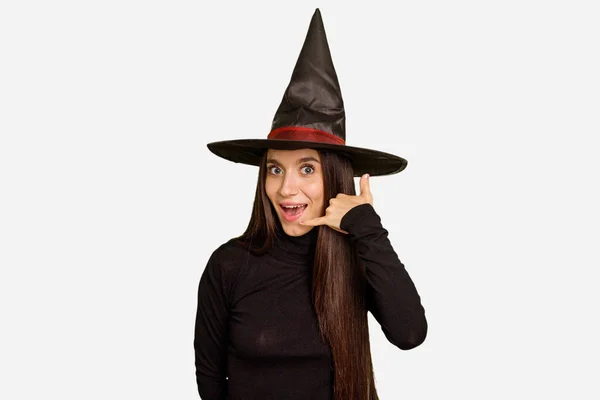Молодая Белая Женщина Одетая Ведьма Хэллоуин Изолированная Показывает Жест Мобильного — стоковое фото