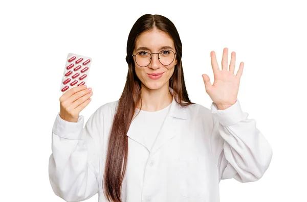 Joven Farmacéutica Sosteniendo Una Tableta Pastillas Aisladas Sonriendo Alegre Mostrando — Foto de Stock