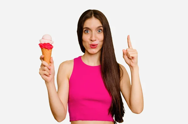 一个年轻的高加索女人吃着一个孤立的冰淇淋 有一些伟大的想法 创意的概念 — 图库照片