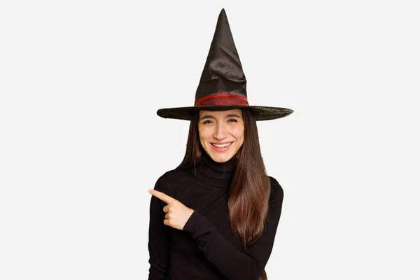 Giovane Donna Caucasica Vestita Strega Halloween Isolato Sorridente Indicando Parte — Foto Stock