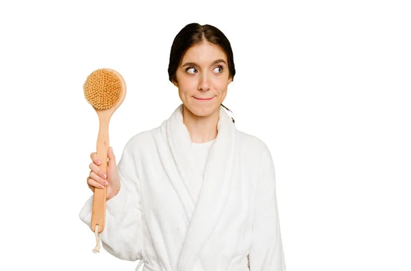 Young Caucasian Woman Holding Shower Brush Isolated Confused Feels Doubtful — Stock Photo, Image