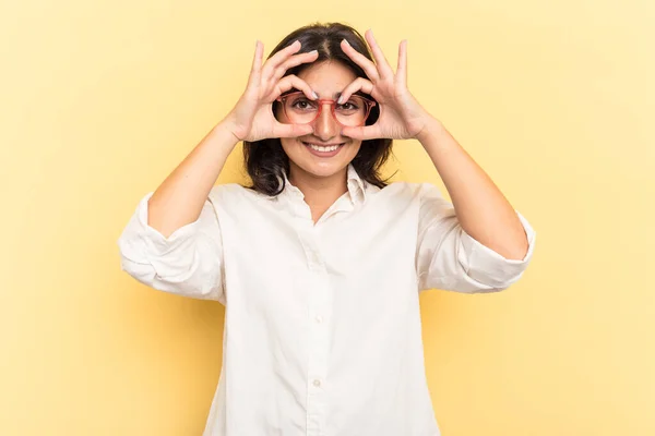 Jonge Indiaanse Vrouw Geïsoleerd Gele Achtergrond Tonen Oke Teken Ogen — Stockfoto