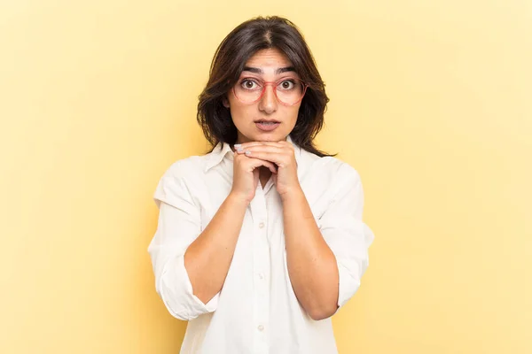 Sarı Arka Planda Izole Edilmiş Genç Hintli Bir Kadın Şans — Stok fotoğraf