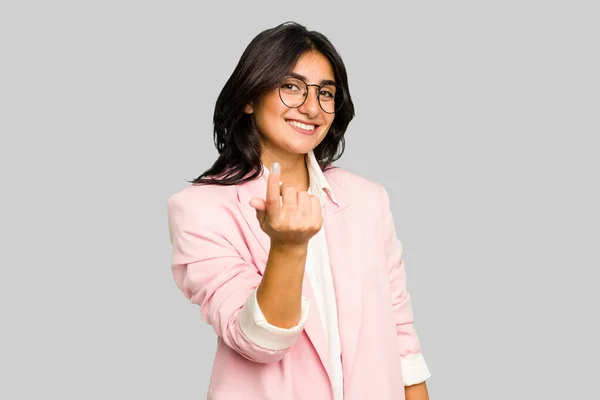 Fiatal Indiai Üzletasszony Rózsaszín Öltönyben Elszigetelve Ujjal Mutogatva Rád Mintha — Stock Fotó