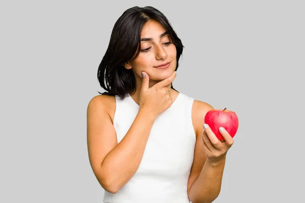 Young Indian Woman Holding Apple Healthy Lifestyle Isolated Looking Sideways — Stock Photo, Image