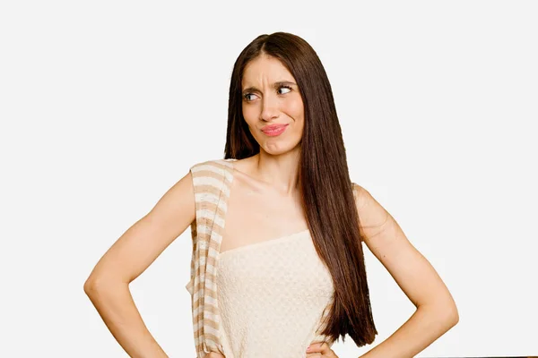 Junge Kaukasische Frau Mit Langen Haaren Isoliert Verwirrt Fühlt Sich — Stockfoto