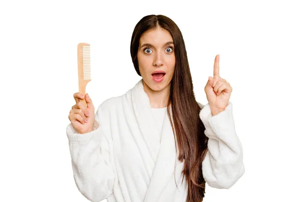 Young Caucasian Woman Holding Hair Comb Isolated Having Idea Inspiration — Stock Photo, Image