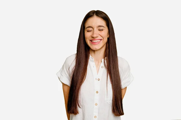 Kafkasyalı Uzun Saçlı Yalnız Bir Kadın Kahkahalar Atıyor Gözlerini Kapatıyor — Stok fotoğraf