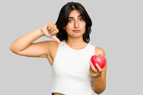 Młoda Hinduska Kobieta Trzymająca Jabłko Zdrowy Tryb Życia Odizolowana Wykazująca — Zdjęcie stockowe