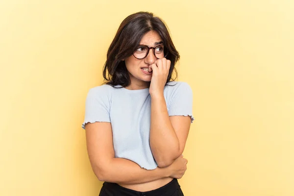 Mujer India Joven Aislada Sobre Fondo Amarillo Mordiendo Las Uñas — Foto de Stock