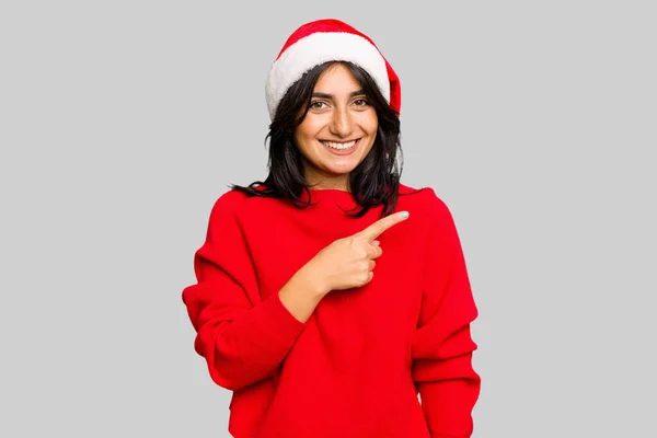 Mujer India Joven Celebrando Navidad Con Sombrero Santa Aislado Sonriendo — Foto de Stock