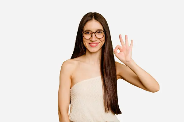 Junge Kaukasische Frau Mit Langen Haaren Isoliert Fröhlich Und Zuversichtlich — Stockfoto