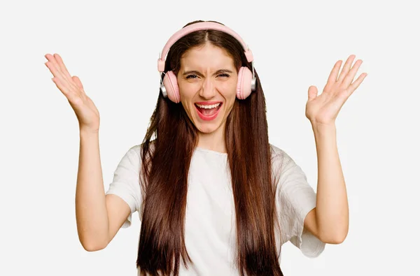 Junge Kaukasische Frau Mit Kopfhörern Isoliert Erhalten Eine Angenehme Überraschung — Stockfoto