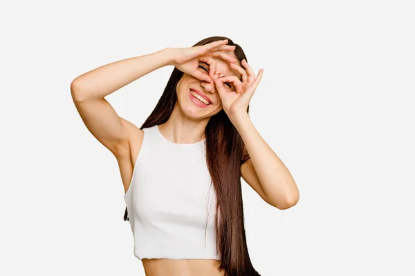Jovem Caucasiano Longo Cabelo Mulher Isolado Mostrando Sinal Sobre Olhos — Fotografia de Stock