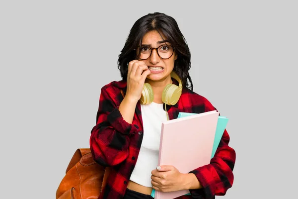 Jovem Estudante Mulher Indiana Usando Fones Ouvido Isolados Mordendo Unhas — Fotografia de Stock